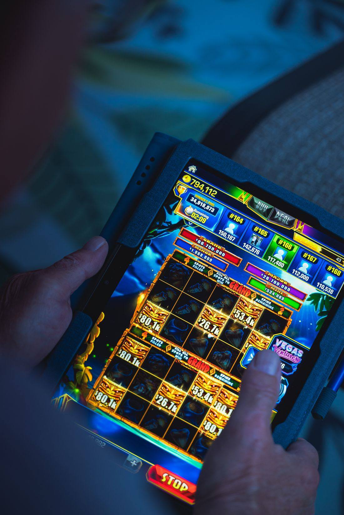 Seseorang bermain game di ponsel sambil duduk santai, melambangkan kebiasaan bermain yang terkendali