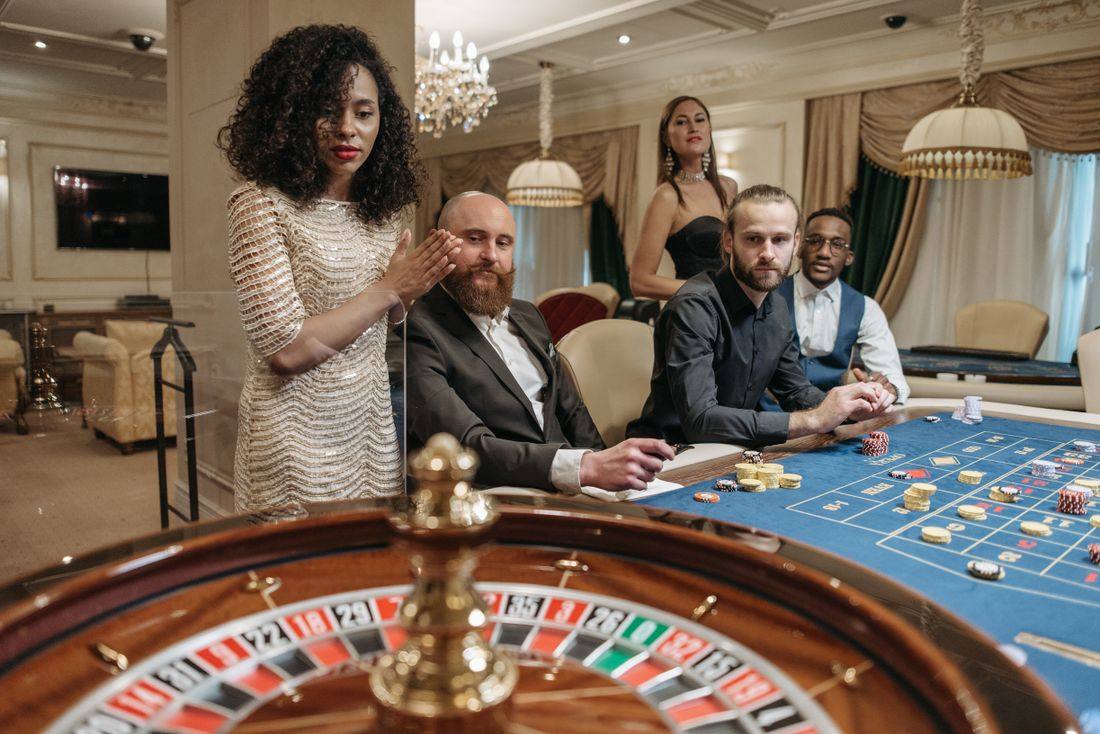 Sekelompok teman menikmati meja roulette