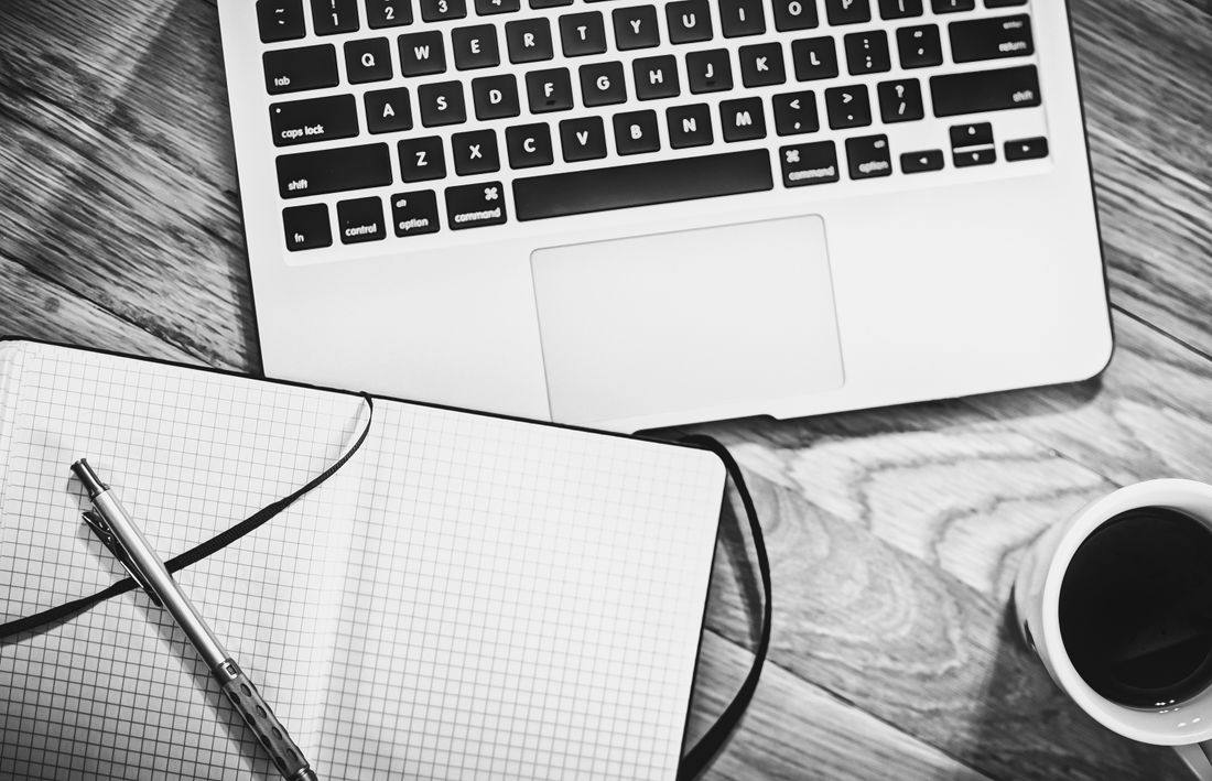Meja kerja minimalis dengan laptop dalam suasana tenang