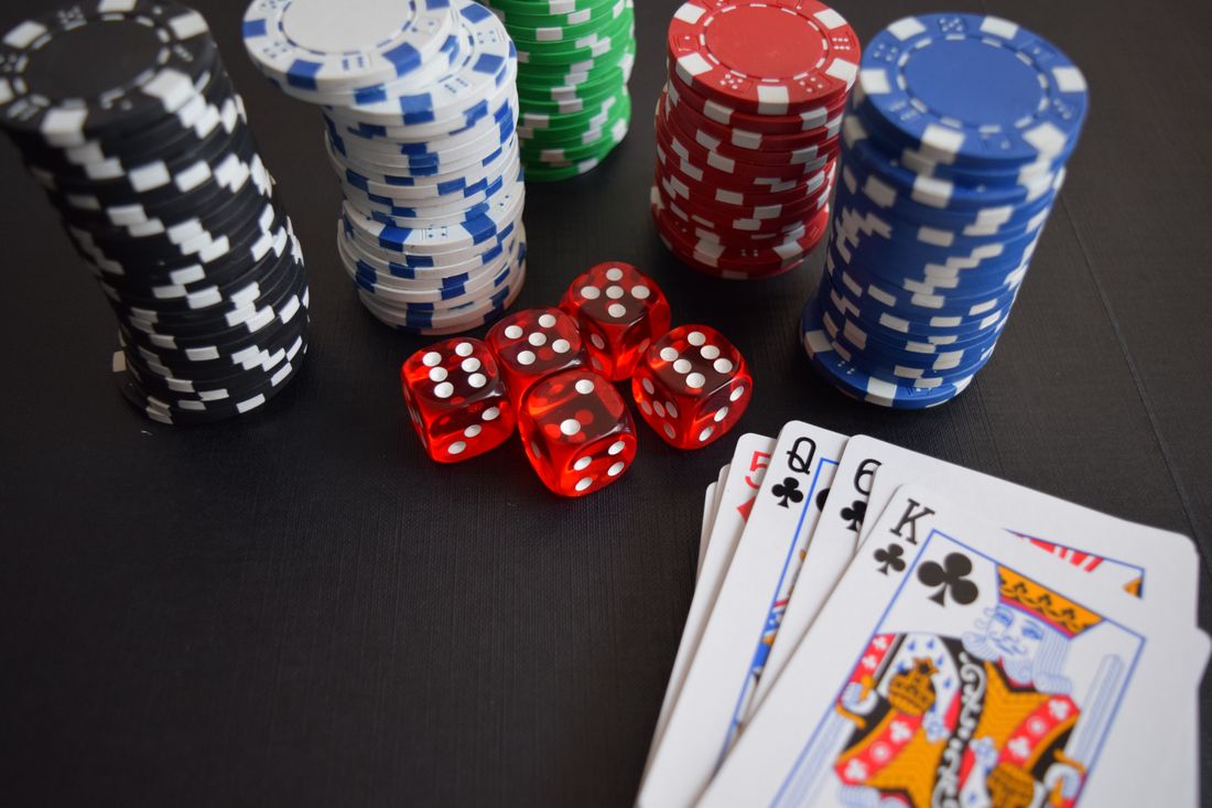 Chip dan dadu kasino di atas meja hijau