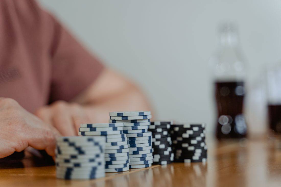 Tumpukan chip poker sebagai simbol hadiah turnamen mingguan